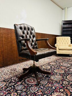 Bruine-Engelse-Chesterfield-Bureaustoel