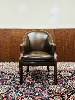 Bruine-Chesterfield-Tub-Chair-Bureaustoel