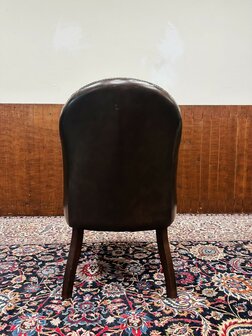 Bruine-Chesterfield-Tub-Chair-Bureaustoel