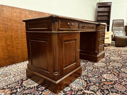 Ondiep-Smal-Klassiek-Engels-Antiek-Chesterfield-Bureau-Desk-met-Groene-Lederen-Inleg