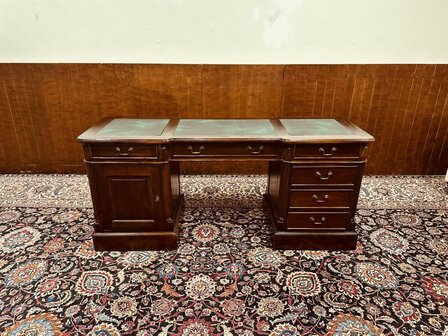 Ondiep-Smal-Klassiek-Engels-Antiek-Chesterfield-Bureau-Desk-met-Groene-Lederen-Inleg