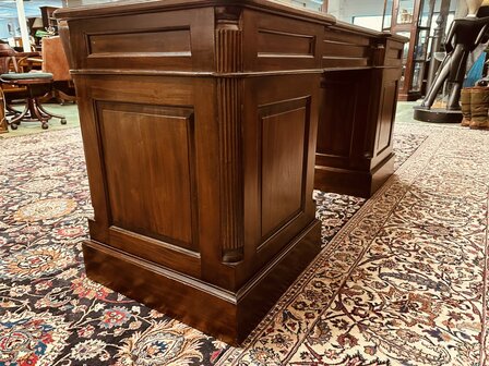 Ondiep-Smal-Klassiek-Engels-Antiek-Chesterfield-Bureau-Desk-met-Groene-Lederen-Inleg