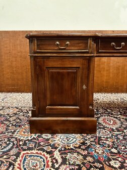 Ondiep-Smal-Klassiek-Engels-Antiek-Chesterfield-Bureau-Desk-met-Groene-Lederen-Inleg