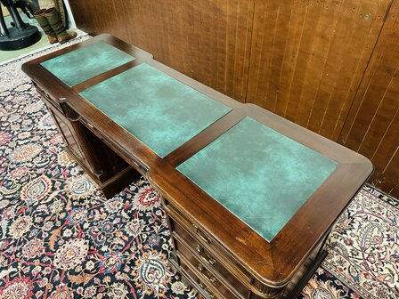 Ondiep-Smal-Klassiek-Engels-Antiek-Chesterfield-Bureau-Desk-met-Groene-Lederen-Inleg