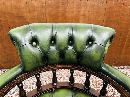 Klassiek-Engels-Chesterfield-Bureaustoel-Captain-Chair-Groen-Leder