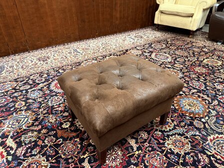 Klassiek-Engels-Chesterfield-Gestofeerde-Fauteuil-Club-Chair-met-Hocker-Poef-11