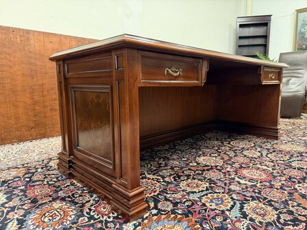 Antiek-Klassiek-Oud-Italiaans-Notenhout-Wortelhout-Bureau-met-Achterschot-10