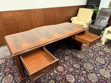 Antiek-Klassiek-Oud-Italiaans-Notenhout-Wortelhout-Bureau-met-Achterschot-12