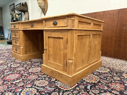 Klassiek-Engels-Antiek-Oud-Chesterfield-Teak-Bureau-Partnerdesk-Bruin-Lederen-Inleg