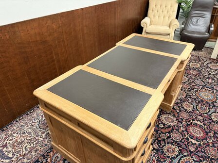 Klassiek-Engels-Antiek-Oud-Chesterfield-Teak-Bureau-Partnerdesk-Bruin-Lederen-Inleg