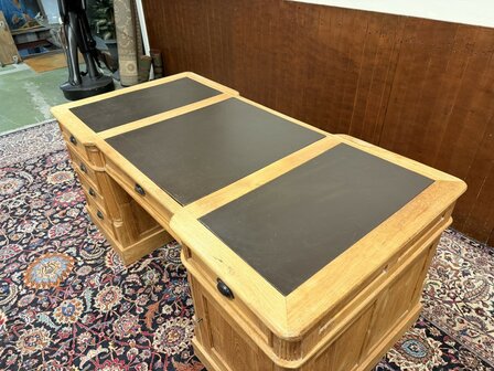 Klassiek-Engels-Antiek-Oud-Chesterfield-Teak-Bureau-Partnerdesk-Bruin-Lederen-Inleg