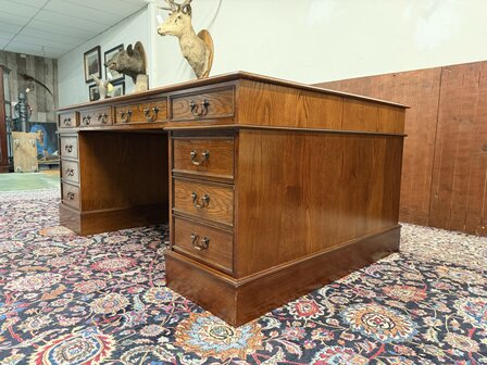 Klassiek-Engels-Antiek-Oud-Chesterfield-Eikenhout-Bureau-Desk-Partnerdesk-Zwart-Leder-Inleg