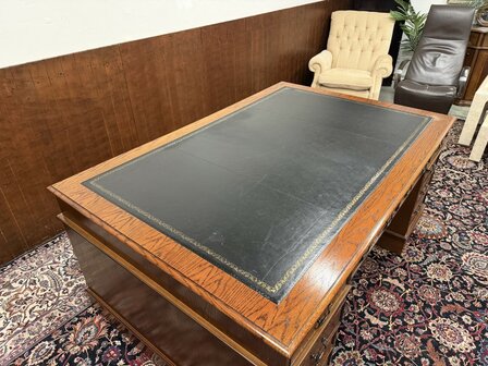 Klassiek-Engels-Antiek-Oud-Chesterfield-Eikenhout-Bureau-Desk-Partnerdesk-Zwart-Leder-Inleg