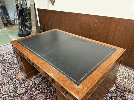 Klassiek-Engels-Antiek-Oud-Chesterfield-Eikenhout-Bureau-Desk-Partnerdesk-Zwart-Leder-Inleg