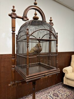 Klassiek-Engels-Oud-Antiek-Vogelkooi-op-standaard-Vogel-Voliere