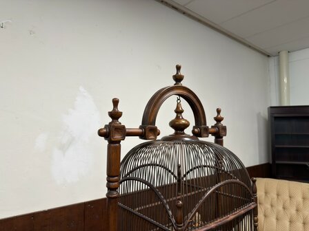 Klassiek-Engels-Oud-Antiek-Vogelkooi-op-standaard-Vogel-Voliere