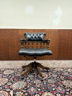 Engels-Klassiek-Antiek-Oud-Chesterfield-Bureaustoel-Captain-Chair-Zwart-Leder