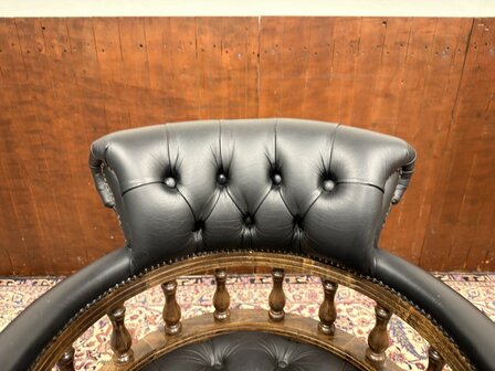 Engels-Klassiek-Antiek-Chesterfield-Bureaustoel-Captain-Chair-Zwart-Leder