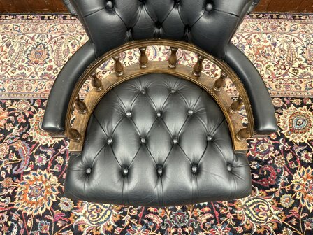 Engels-Klassiek-Antiek-Chesterfield-Bureaustoel-Captain-Chair-Zwart-Leder