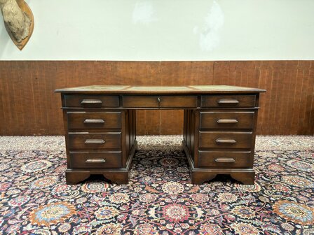 Antiek-Engels-Klassiek-Oud-Chesterfield-Eikenhout-Bureau-Desk-met-Groen-Lederen-Inleg