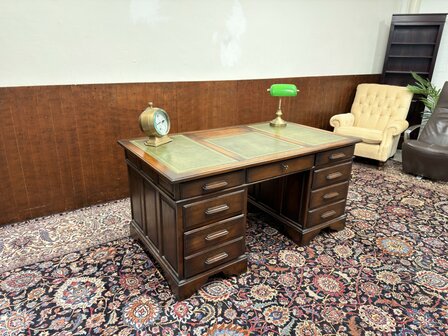 Antiek-Engels-Klassiek-Oud-Chesterfield-Eikenhout-Bureau-Desk-met-Groen-Lederen-Inleg