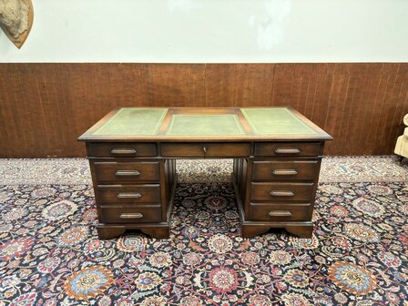 Antiek-Engels-Klassiek-Oud-Chesterfield-Eikenhout-Bureau-Desk-met-Groen-Lederen-Inleg