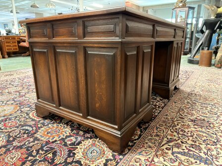 Antiek-Engels-Klassiek-Oud-Chesterfield-Eikenhout-Bureau-Desk-met-Groen-Lederen-Inleg