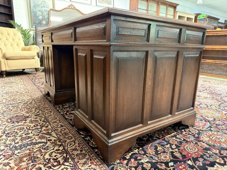 Antiek-Engels-Klassiek-Oud-Chesterfield-Eikenhout-Bureau-Desk-met-Groen-Lederen-Inleg