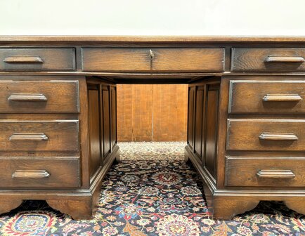 Antiek-Engels-Klassiek-Oud-Chesterfield-Eikenhout-Bureau-Desk-met-Groen-Lederen-Inleg