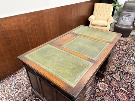 Antiek-Engels-Klassiek-Oud-Chesterfield-Eikenhout-Bureau-Desk-met-Groen-Lederen-Inleg