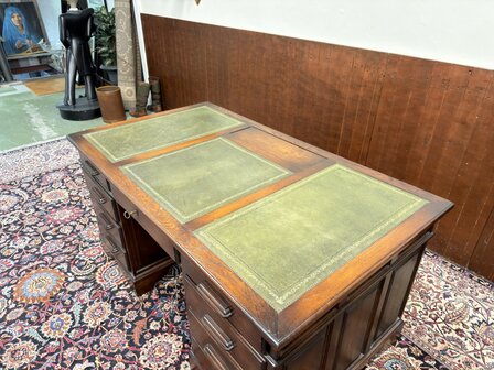 Antiek-Engels-Klassiek-Oud-Chesterfield-Eikenhout-Bureau-Desk-met-Groen-Lederen-Inleg