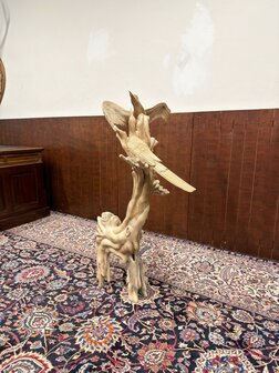 Antike Holzschnitzerei verschiedener V&ouml;gel in einem Baum