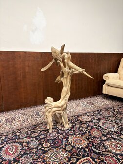 Antike Holzschnitzerei verschiedener V&ouml;gel in einem Baum