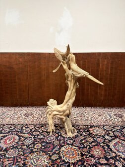 Antike Holzschnitzerei verschiedener V&ouml;gel in einem Baum