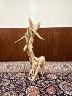 Antike Holzschnitzerei verschiedener V&ouml;gel in einem Baum