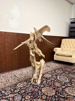 Antike Holzschnitzerei verschiedener V&ouml;gel in einem Baum