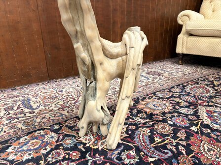Antike Holzschnitzerei verschiedener V&ouml;gel in einem Baum