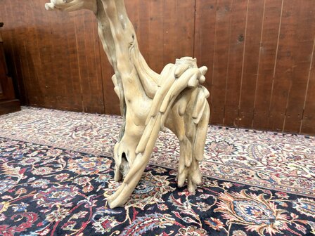 Antike Holzschnitzerei verschiedener V&ouml;gel in einem Baum