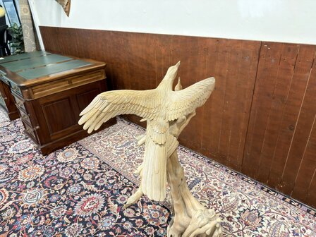 Antike Holzschnitzerei verschiedener V&ouml;gel in einem Baum