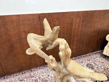 Antike Holzschnitzerei verschiedener V&ouml;gel in einem Baum