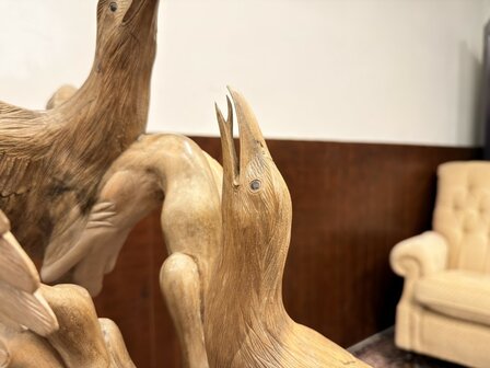 Antike Holzschnitzerei verschiedener V&ouml;gel in einem Baum