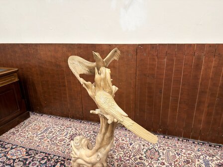 Antike Holzschnitzerei verschiedener V&ouml;gel in einem Baum
