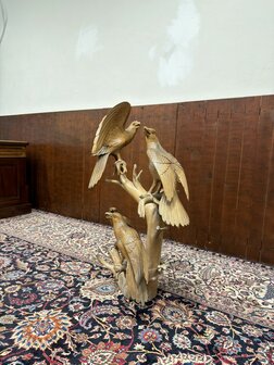 Antike Holzschnitzerei verschiedener V&ouml;gel