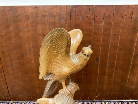 Antike Holzschnitzerei verschiedener V&ouml;gel