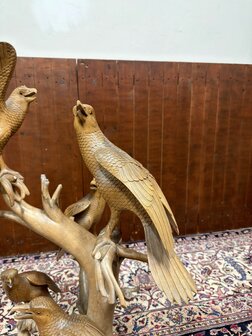 Antike Holzschnitzerei verschiedener V&ouml;gel
