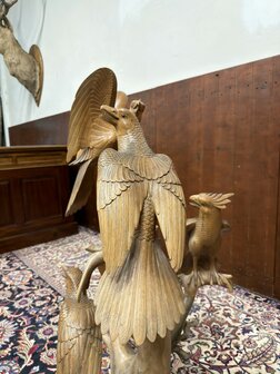 Antike Holzschnitzerei verschiedener V&ouml;gel