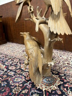 Antike Holzschnitzerei verschiedener V&ouml;gel