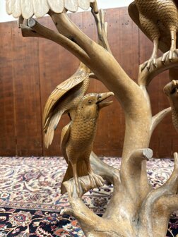 Antike Holzschnitzerei verschiedener V&ouml;gel