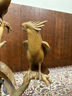 Antike Holzschnitzerei verschiedener V&ouml;gel