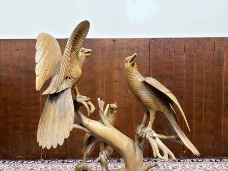 Antike Holzschnitzerei verschiedener V&ouml;gel